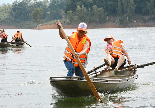 Giải đua thuyền nan truyền thống các dân tộc vùng hồ Thác Bà - Anh 1