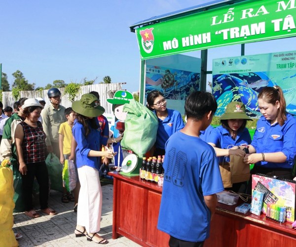 “Trạm tập kết xanh” góp phần xanh, sạch biển đảo Phú Quốc - Anh 1