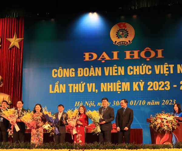 Ông Ngọ Duy Hiểu tái đắc cử Chủ tịch Công đoàn Viên chức Việt Nam - Anh 5