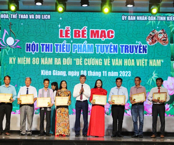 Trao 4 HCV tiểu phẩm tuyên truyền Đề cương về Văn hóa Việt Nam - Anh 1