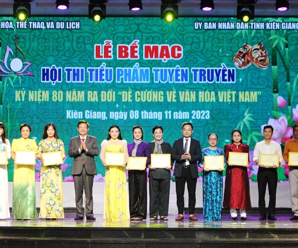 Trao 4 HCV tiểu phẩm tuyên truyền Đề cương về Văn hóa Việt Nam - Anh 3
