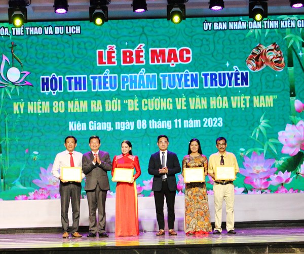 Trao 4 HCV tiểu phẩm tuyên truyền Đề cương về Văn hóa Việt Nam - Anh 4