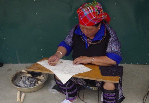 Nghệ thuật dùng sáp ong tạo hoa văn trên vải của người Mông ở Yên Bái là Di sản văn hóa phi vật thể quốc gia - Anh 1