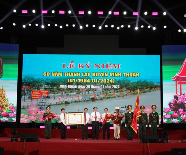 Huyện Vĩnh Thuận đón nhận Huân chương Lao động hạng nhất - Anh 1