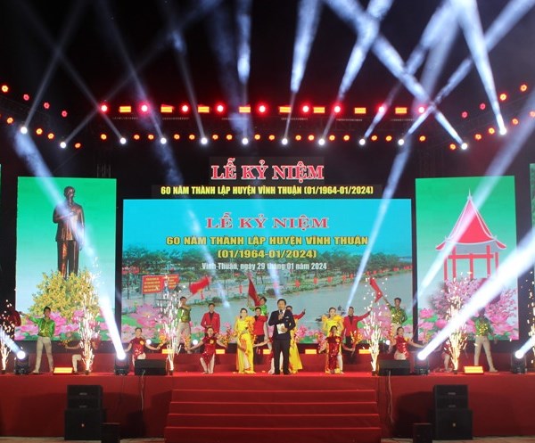 Huyện Vĩnh Thuận đón nhận Huân chương Lao động hạng nhất - Anh 2