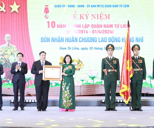 Hà Nội: Quận Nam Từ Liêm kỷ niệm 10 năm thành lập và đón nhận Huân chương Lao động hạng Nhì - Anh 1
