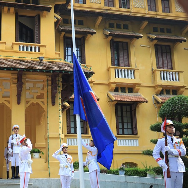 Lễ Thượng cờ kỷ niệm 52 năm ngày thành lập ASEAN tại Hà Nội - Anh 4
