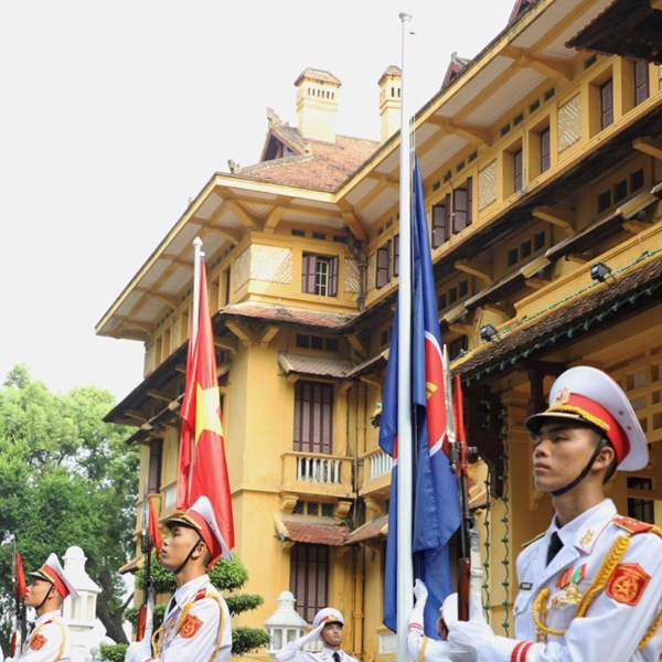 Lễ Thượng cờ kỷ niệm 52 năm ngày thành lập ASEAN tại Hà Nội - Anh 1