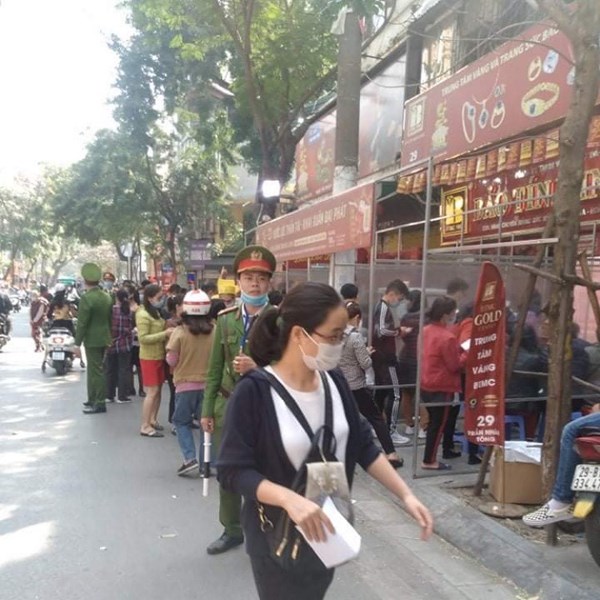 Hà Nội: Tiệm vàng đông khách ngày Vía Thần tài, nỗi lo phòng chống dịch - Anh 5