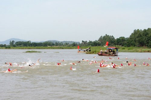Quảng Ninh:​ Khôi phục Hội bơi vượt sông truyền thống Bạch Đằng - Anh 1