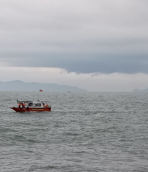 Vụ cano chở khách bị lật ngoài biển Cửa Đại: Cứu được 22 người, 17 người tử vong và mất tích - Anh 1