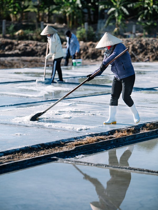 Mặn mòi làng “giang nắng phơi nước” bên bờ sông Loan - Anh 6