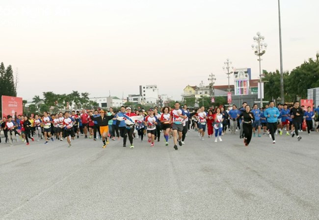 2.000 vận động viên tham gia Giải chạy “Tết ấm miền Tây xứ Nghệ” - Anh 1