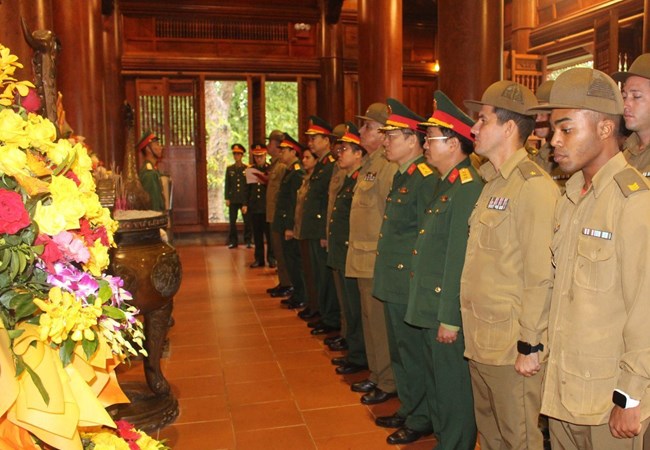 Đoàn sĩ quan trẻ Bộ các LLVT cách mạng Cuba dâng hoa, dâng hương tưởng niệm Chủ tịch Hồ Chí Minh - Anh 2