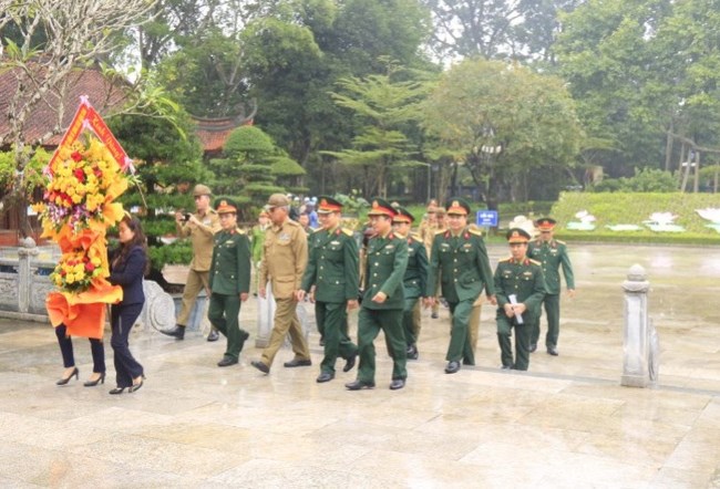 Đoàn sĩ quan trẻ Bộ các LLVT cách mạng Cuba dâng hoa, dâng hương tưởng niệm Chủ tịch Hồ Chí Minh - Anh 1