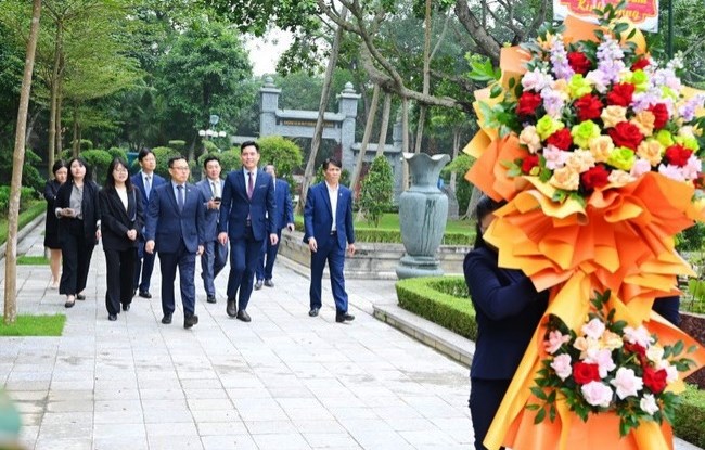 Đại sứ đặc mệnh toàn quyền Hàn Quốc tại Việt Nam dâng hoa tại Khu Di tích Quốc gia đặc biệt Kim Liên - Anh 1