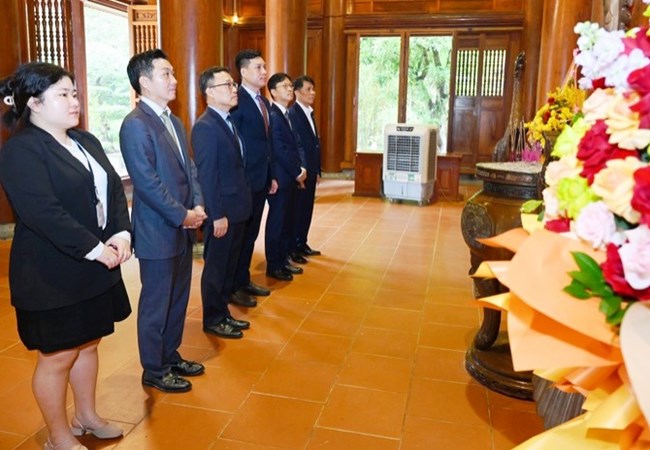 Đại sứ đặc mệnh toàn quyền Hàn Quốc tại Việt Nam dâng hoa tại Khu Di tích Quốc gia đặc biệt Kim Liên - Anh 2