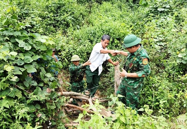 Những “cột mốc sống” bảo vệ biên giới - Anh 1