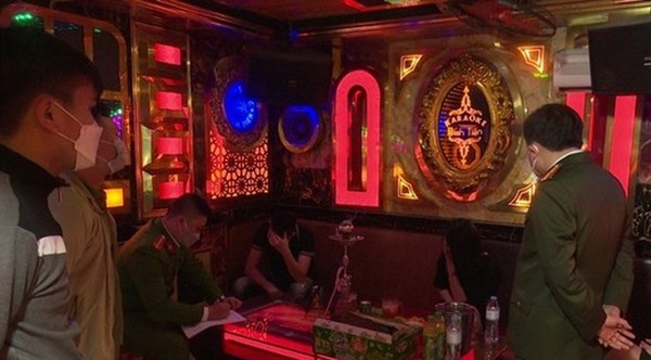 Nghệ An có 6 cơ sở kinh doanh karaoke, bar, pub đủ điều kiện hoạt động - Anh 1