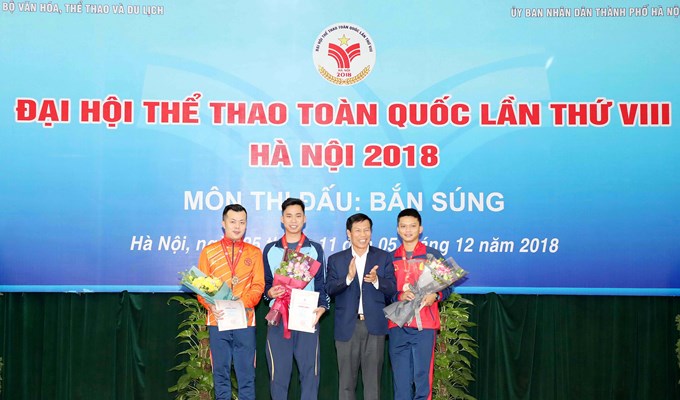 Bộ trưởng Nguyễn Ngọc Thiện trao thưởng cho các xạ thủ bắn súng xuất sắc - Anh 1