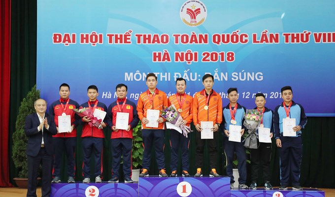 Bộ trưởng Nguyễn Ngọc Thiện trao thưởng cho các xạ thủ bắn súng xuất sắc - Anh 2