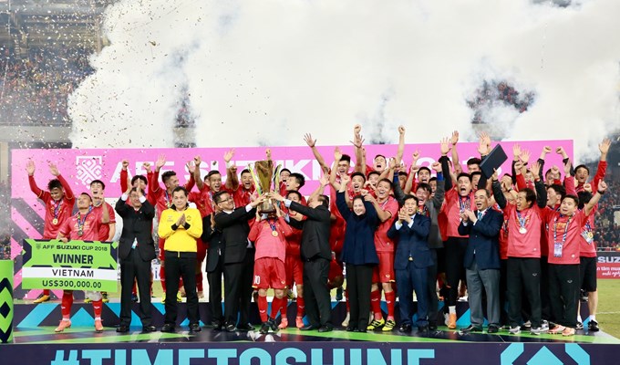 Thủ tướng trao cúp vô địch cho Đội tuyển Việt Nam - Anh 4