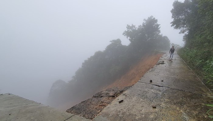 Đường lên Vườn quốc gia Bạch Mã bị sạt lở nghiêm trọng - Anh 1