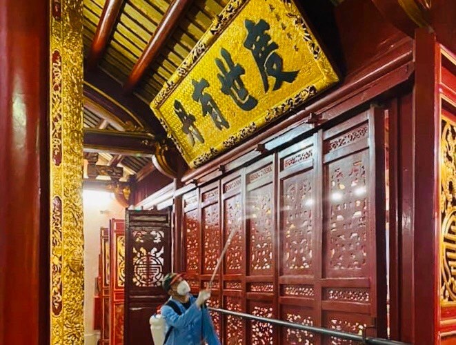 Hà Nội: Văn Miếu Quốc Tử Giám, đền Ngọc Sơn mở cửa lại sau khử trùng phòng dịch - Anh 2