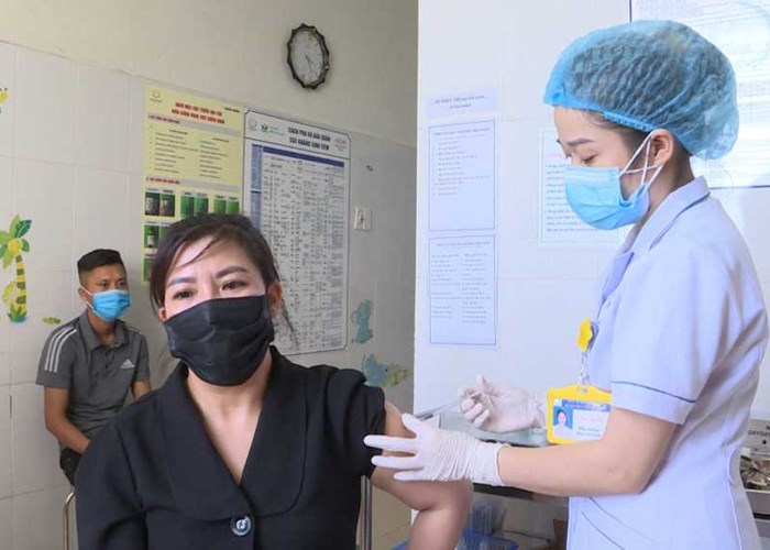Quảng Ninh: Hơn 7.000 lao động ngành du lịch đã được tiêm vắc xin Covid-19 - Anh 1