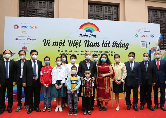 Chủ tịch nước Nguyễn Xuân Phúc xúc động xem những bức tranh đặc biệt: “Vì một Việt Nam tất thắng” - Anh 4