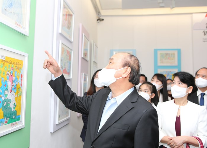 Chủ tịch nước Nguyễn Xuân Phúc xúc động xem những bức tranh đặc biệt: “Vì một Việt Nam tất thắng” - Anh 3