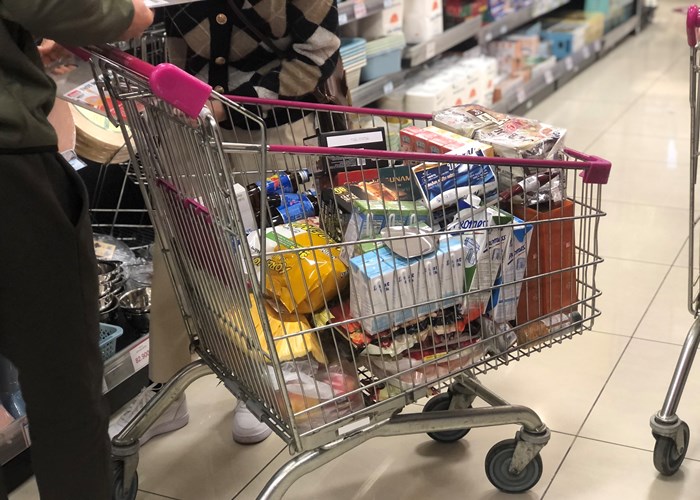 Hà Nội: Người dân ùn ùn đi siêu thị sắm Tết - Anh 11