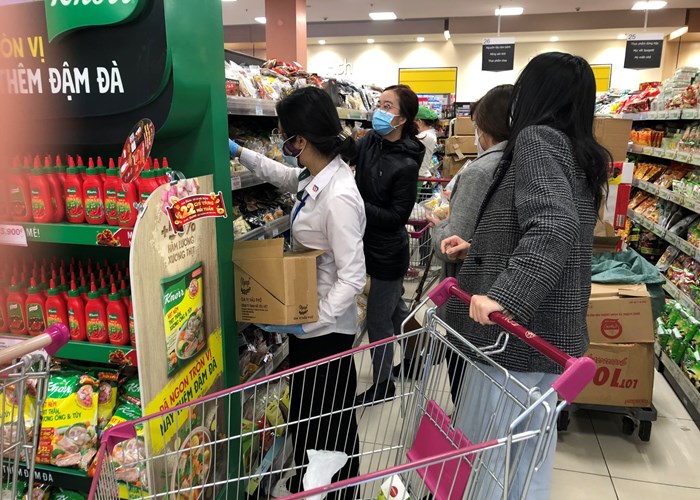 Hà Nội: Người dân ùn ùn đi siêu thị sắm Tết - Anh 9