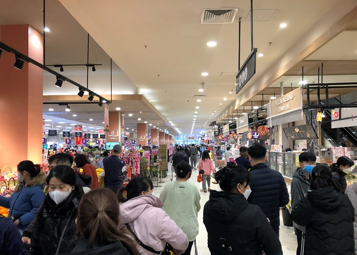 Hà Nội: Người dân ùn ùn đi siêu thị sắm Tết - Anh 1
