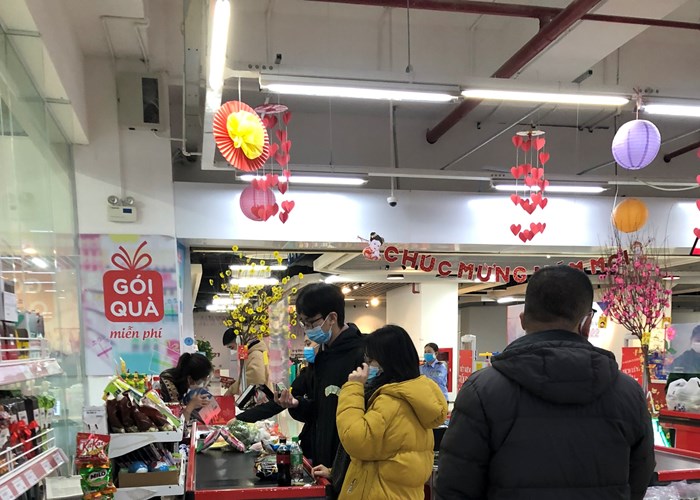 Hà Nội: Người dân ùn ùn đi siêu thị sắm Tết - Anh 10