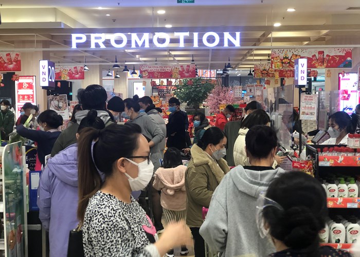 Hà Nội: Người dân ùn ùn đi siêu thị sắm Tết - Anh 2