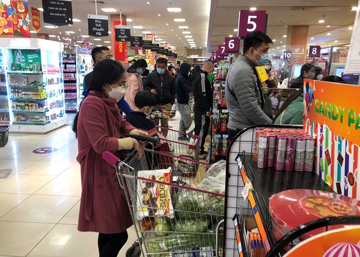 Hà Nội: Người dân ùn ùn đi siêu thị sắm Tết - Anh 3