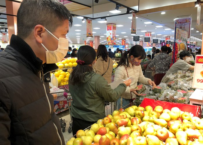 Hà Nội: Người dân ùn ùn đi siêu thị sắm Tết - Anh 4