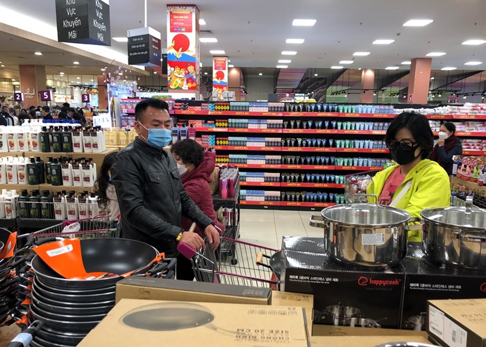 Hà Nội: Người dân ùn ùn đi siêu thị sắm Tết - Anh 5
