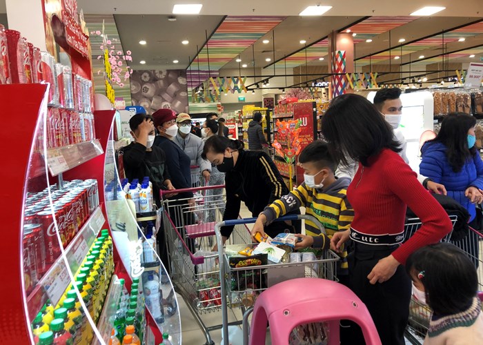 Hà Nội: Người dân ùn ùn đi siêu thị sắm Tết - Anh 6