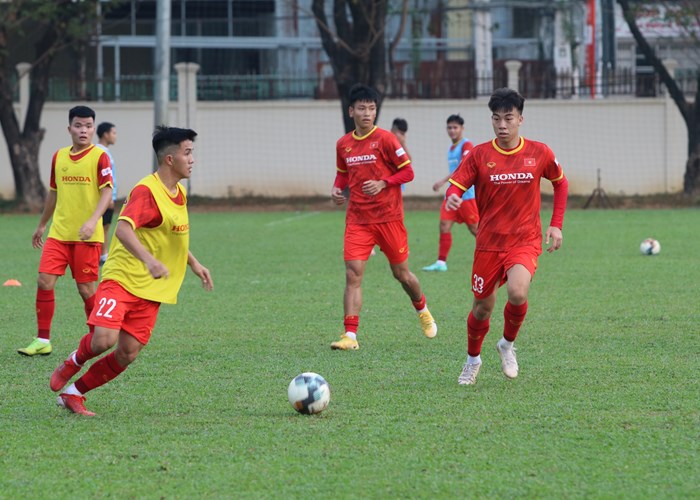 U23 Việt Nam tập buổi đầu tiên tại Campuchia - Anh 2