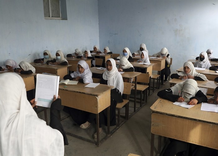 Afghanistan: Hàng nghìn nữ sinh trung học đã được đi học trở lại - Anh 2