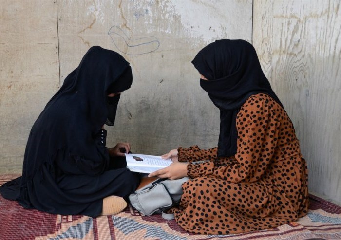 Afghanistan: Hàng nghìn nữ sinh trung học đã được đi học trở lại - Anh 1