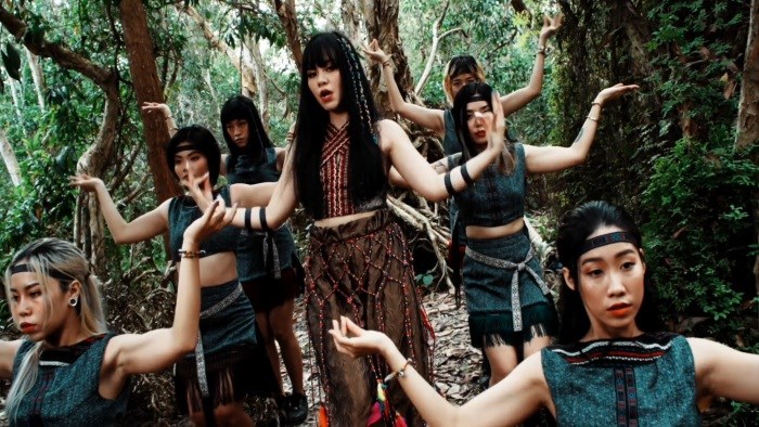 Nhóm nhạc Hàn Quốc bị nghi đạo nhạc Việt Nam - Anh 1