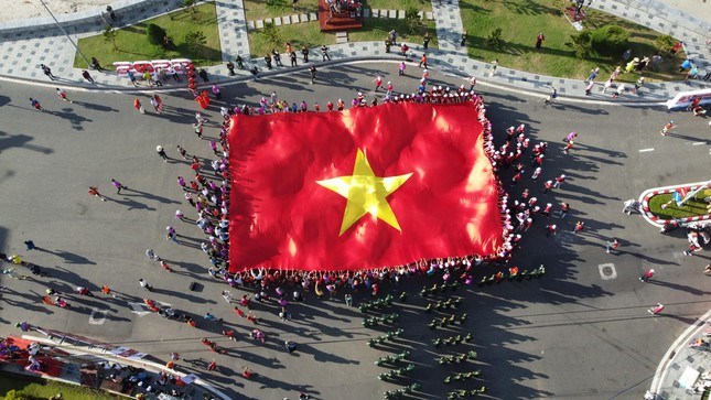 Thượng cờ Tổ quốc tại Giải chạy Tiền Phong Marathon 2022 - Anh 4