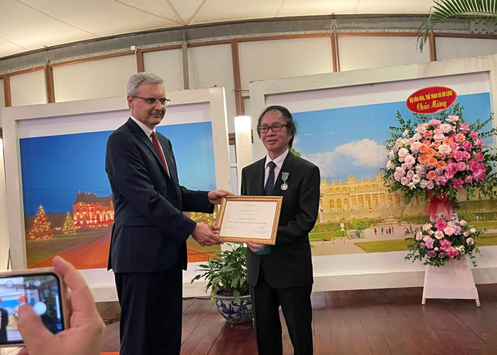NSND Đặng Nhật Minh nhận Huân chương Hiệp sĩ Văn học nghệ thuật - Anh 1