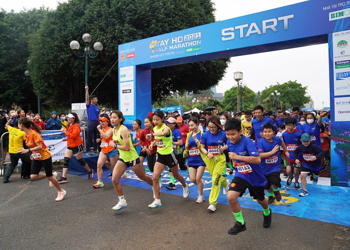 Lê Thị Bích vô địch nội dung bán marathon Giải chạy Tay Ho Half Marathon - Anh 2
