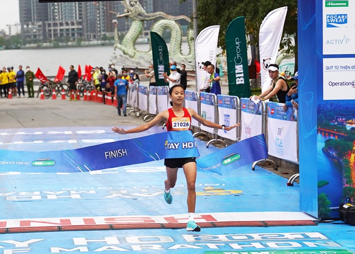 Lê Thị Bích vô địch nội dung bán marathon Giải chạy Tay Ho Half Marathon - Anh 1