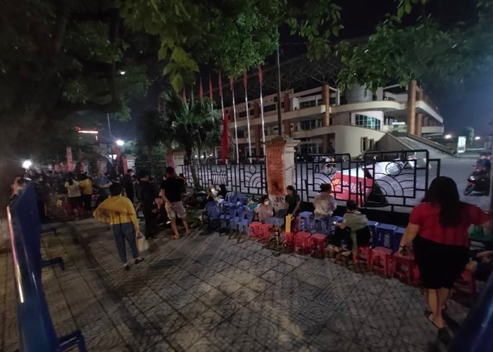 Người dân xếp hàng thâu đêm chờ mua vé bóng đá tại Phú Thọ - Anh 1