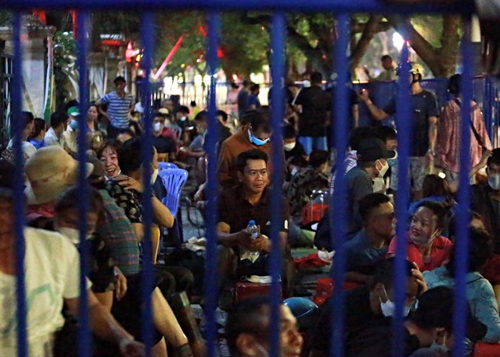 Người dân xếp hàng thâu đêm chờ mua vé bóng đá tại Phú Thọ - Anh 2